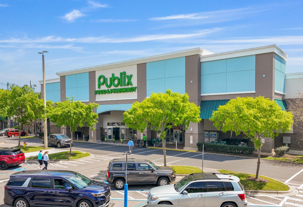 Publix storefront with parking and customer access
